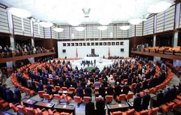 Парламент был открыт в полночьдабы защитить страну от переворота.